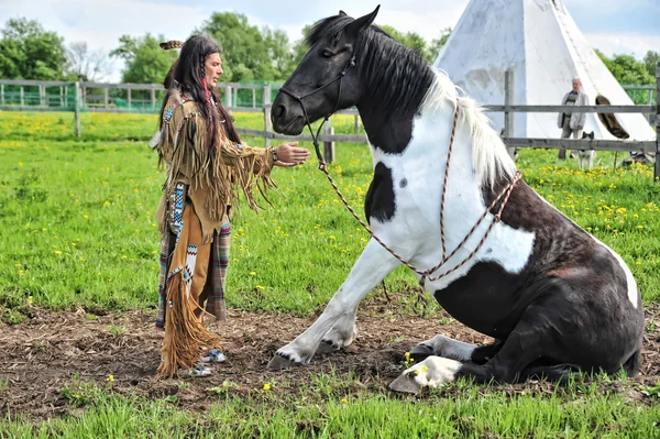 Índio americano e cavalo — Fotografia de Stock