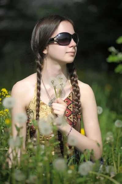 Mädchen mit Sonnenbrille — Stockfoto