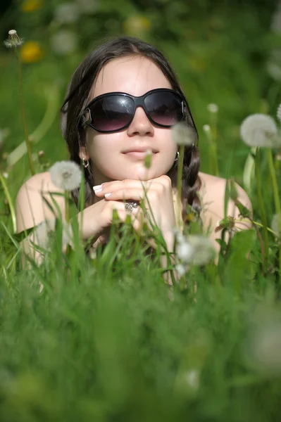 Menina bonita em dentes de leão — Fotografia de Stock