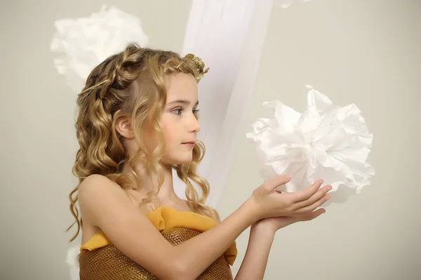 Retrato de uma menina bonita em um vestido de ouro — Fotografia de Stock