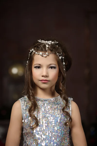 Retrato de uma bela jovem em vestido de prata — Fotografia de Stock