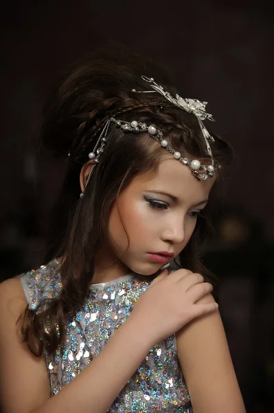 Retrato de una hermosa joven en vestido de plata — Foto de Stock