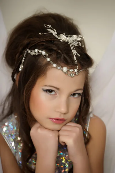 Retrato de una hermosa joven en vestido de plata — Foto de Stock