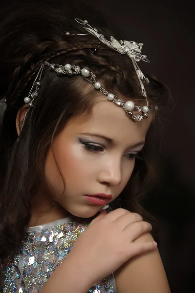 Portrét krásné mladé dívky ve stříbrné šaty — Stock fotografie