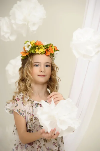 Fille avec des fleurs sur la tête — Photo