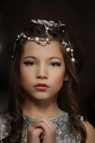 Retrato de una hermosa joven en vestido de plata — Foto de Stock