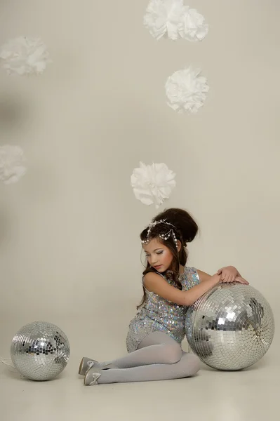 Retrato de una hermosa joven en vestido de plata — Foto de Stock