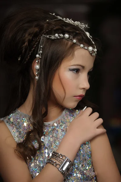 Retrato de una hermosa joven en vestido de plata — Foto de Stock