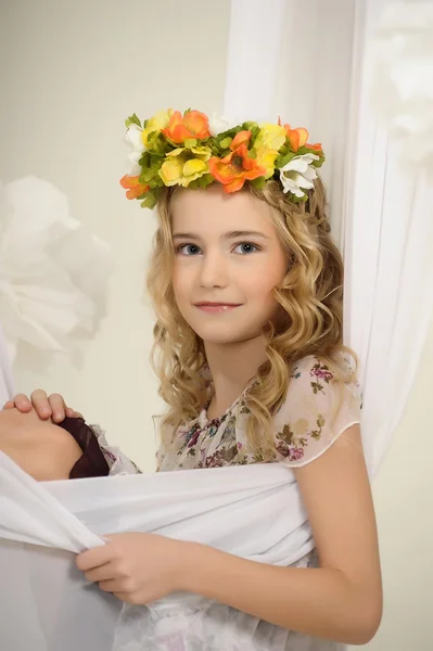 Menina com flores na cabeça — Fotografia de Stock