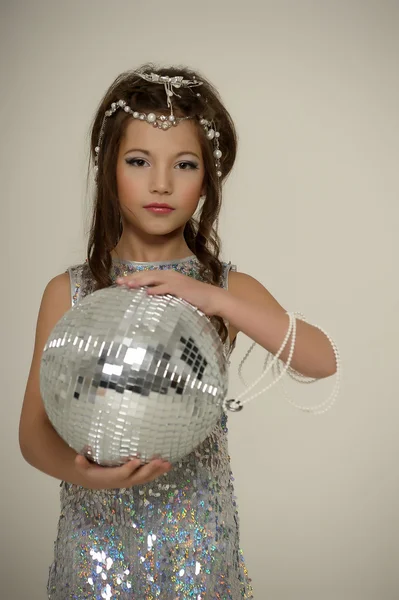 Porträtt av en vacker ung flicka i silver klänning — Stockfoto