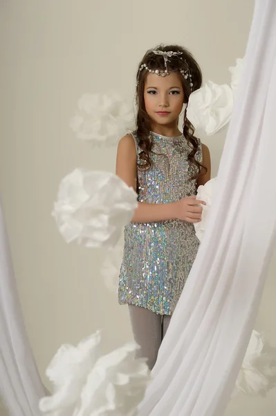 Portret van een mooi jong meisje in de zilveren jurk — Stockfoto
