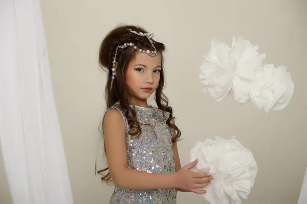 Retrato de una hermosa joven en vestido de plata — Foto de Stock