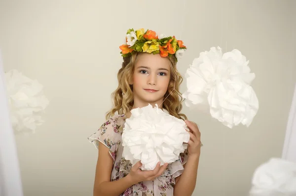 Mädchen mit Blumen auf dem Kopf — Stockfoto