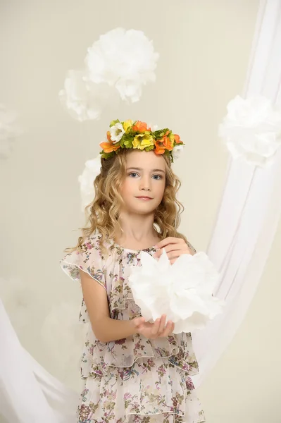 Meisje met bloemen op haar hoofd — Stockfoto