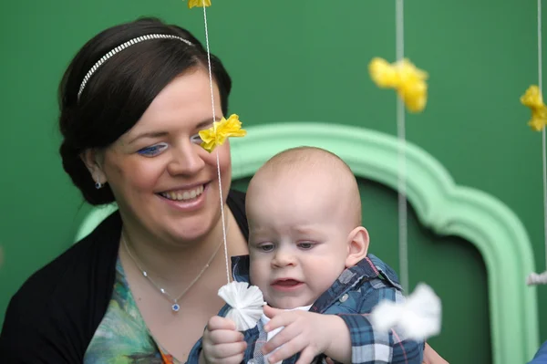 Ibu dengan bayi dan bunga — Stok Foto