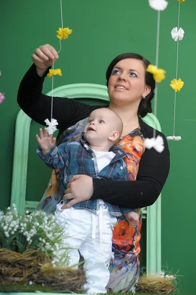 Madre con bambino e fiori — Foto Stock