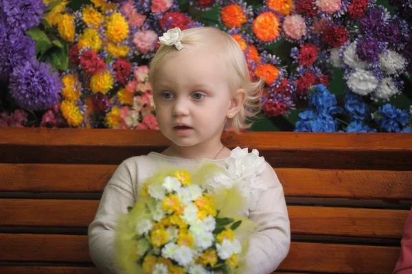 Niña en el banco — Foto de Stock