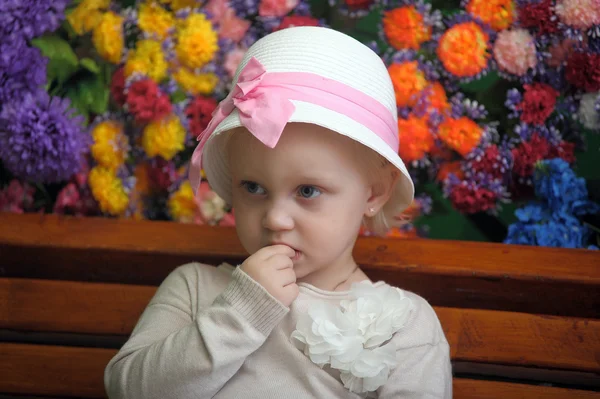 Little girl on the bench — Stock Photo, Image