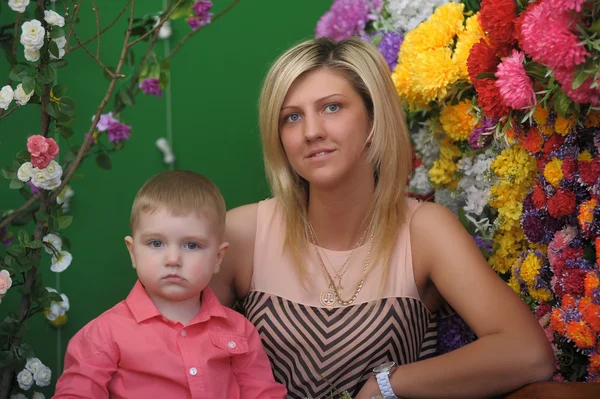 Madre con un figlio piccolo — Foto Stock