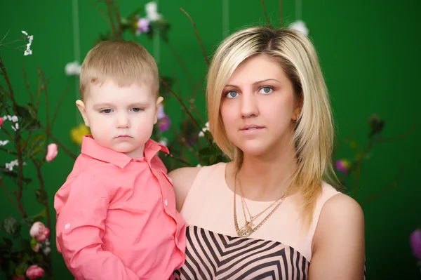 Madre con un figlio piccolo — Foto Stock