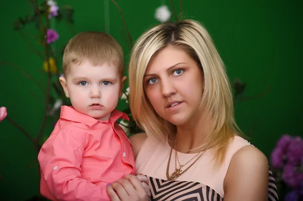 Madre con un figlio piccolo — Foto Stock