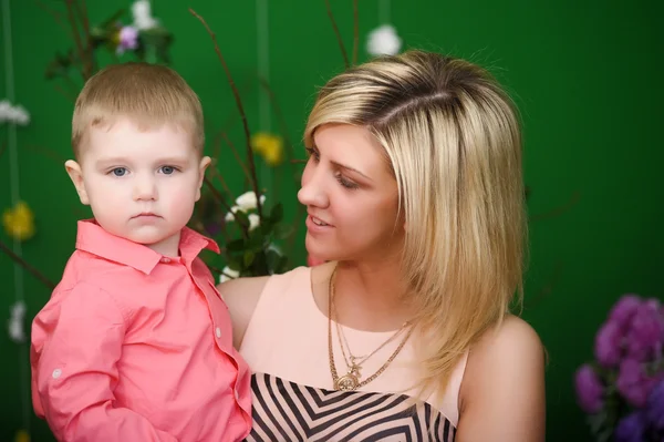 Madre con un hijo pequeño —  Fotos de Stock