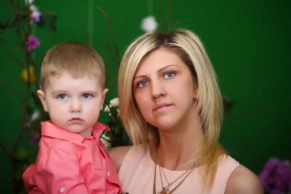 Madre con un figlio piccolo — Foto Stock