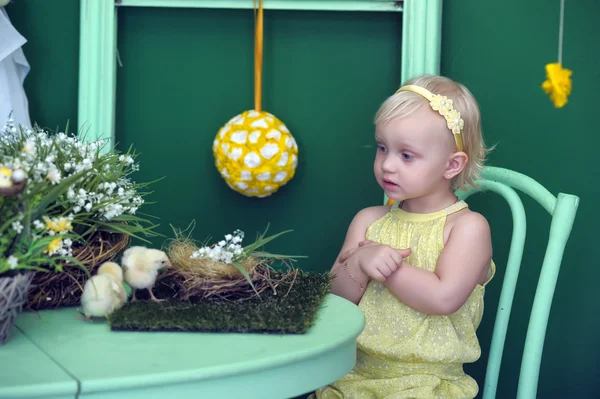 Little girl with chicken — Stock Photo, Image