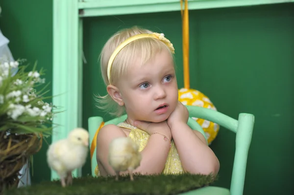 Little girl with chicken — Stock Photo, Image