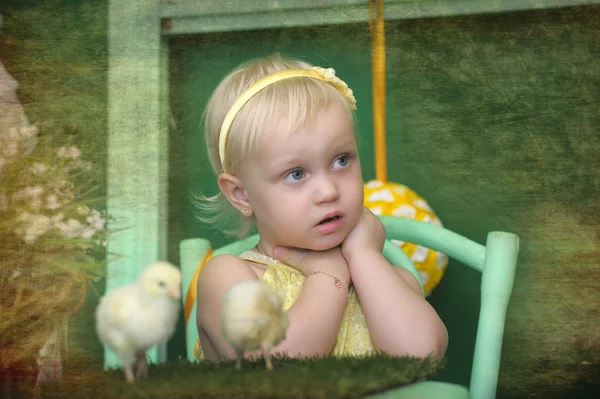 Κοριτσάκι με κοτόπουλο — Φωτογραφία Αρχείου