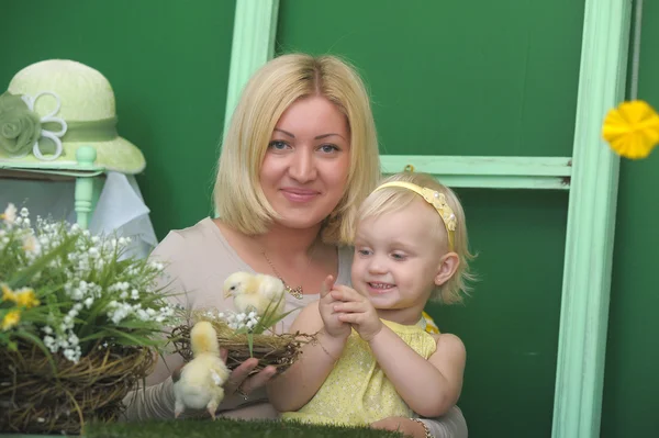 Madre con sua figlia e polli — Foto Stock