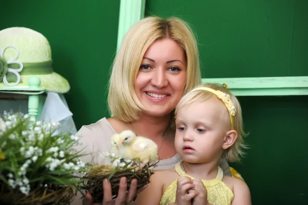 Madre con sua figlia e polli — Foto Stock