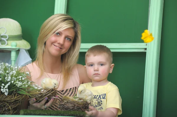 Madre con il bambino e pollo — Foto Stock