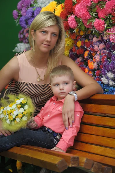 Madre felice con un bambino — Foto Stock