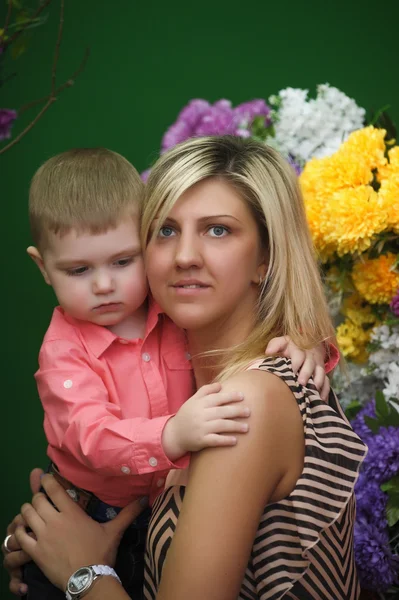 Madre felice con un bambino — Foto Stock