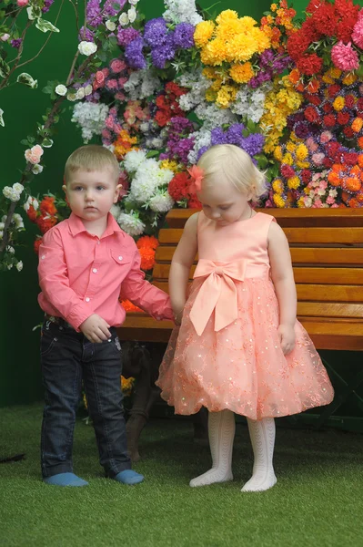 Bambino con una ragazza vicino alla panchina — Foto Stock