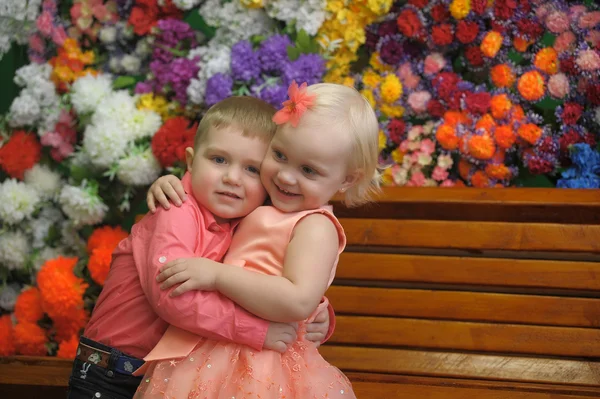 Bambino con una ragazza vicino alla panchina — Foto Stock