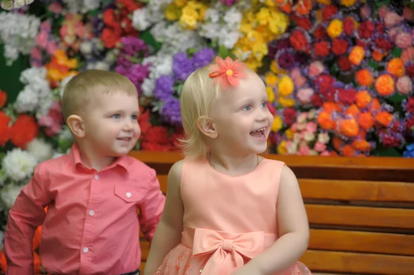 Niño pequeño con una chica cerca del banco — Foto de Stock