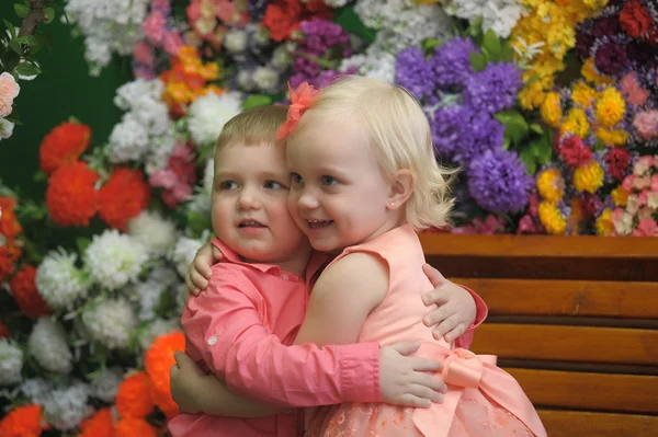 Маленький мальчик с девушкой рядом со скамейкой — стоковое фото