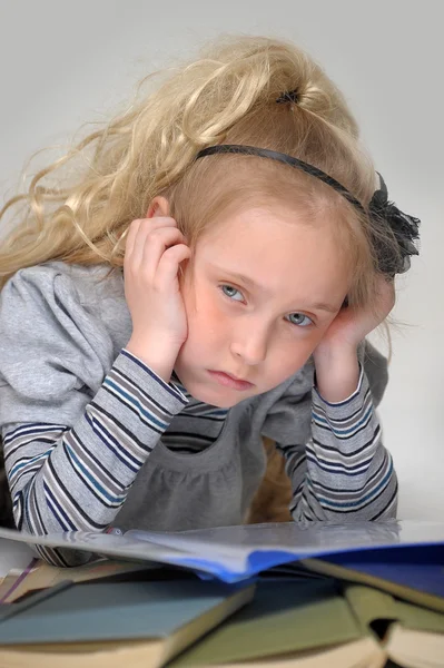 Schoolmeisje met veel boeken — Stockfoto