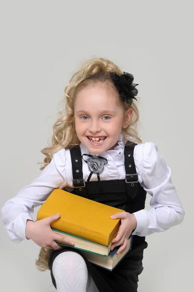 Шкільна дівчина з книгами — стокове фото
