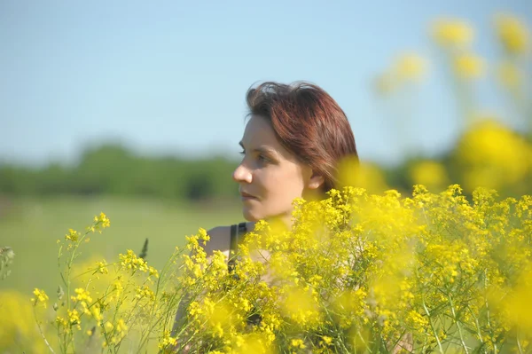 Giovane donna campo giallo — Foto Stock