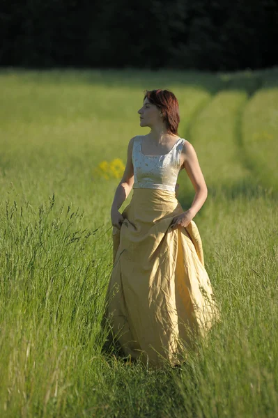 レトロなスタイルのドレスのファッションの女の子 — ストック写真