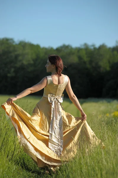 Девушка в платье в стиле ретро — стоковое фото