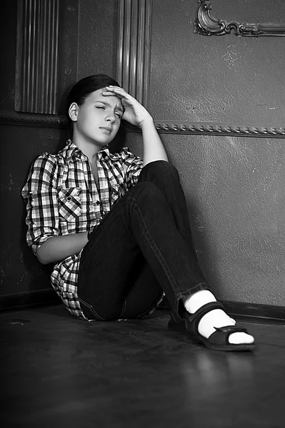 Black and white photo of a teenage girl in depression — Stock Photo, Image