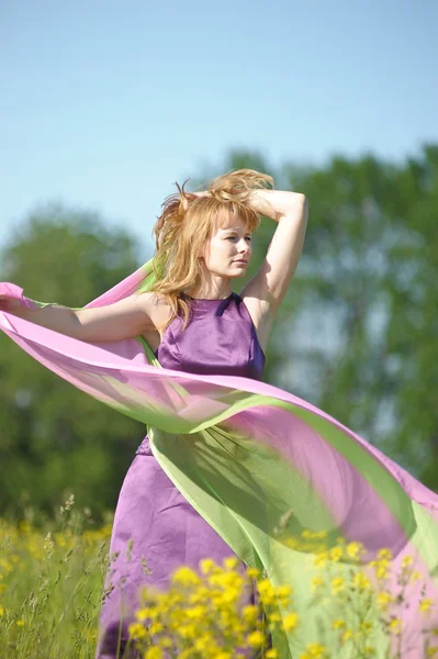 Frau posiert auf einem Feld — Stockfoto