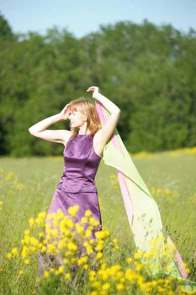 Vrouw poseren in een veld — Stockfoto