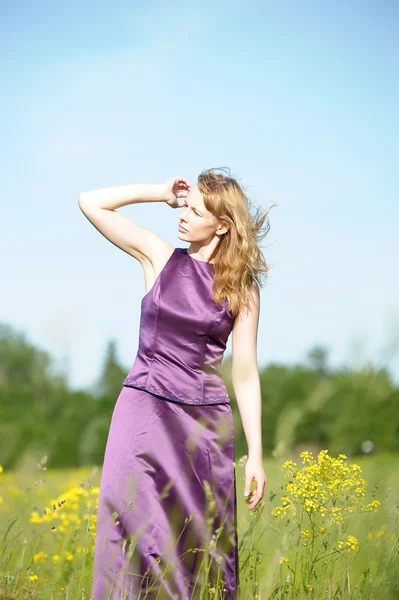 Kvinna poserar i ett fält — Stockfoto