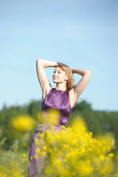 Woman posing in a field — Stock Photo, Image