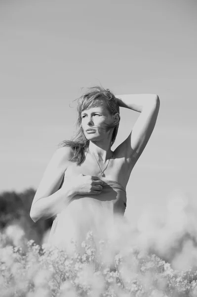 Donna in posa in un campo — Foto Stock
